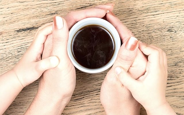 behang Versnellen Haas koffie - kind - waarom koffie slecht is voor een kind - peuter