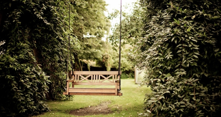 Een houten speelhuisje in de tuin