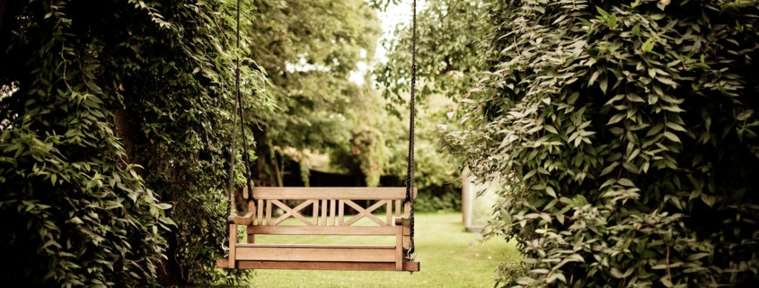 Een houten speelhuisje in de tuin